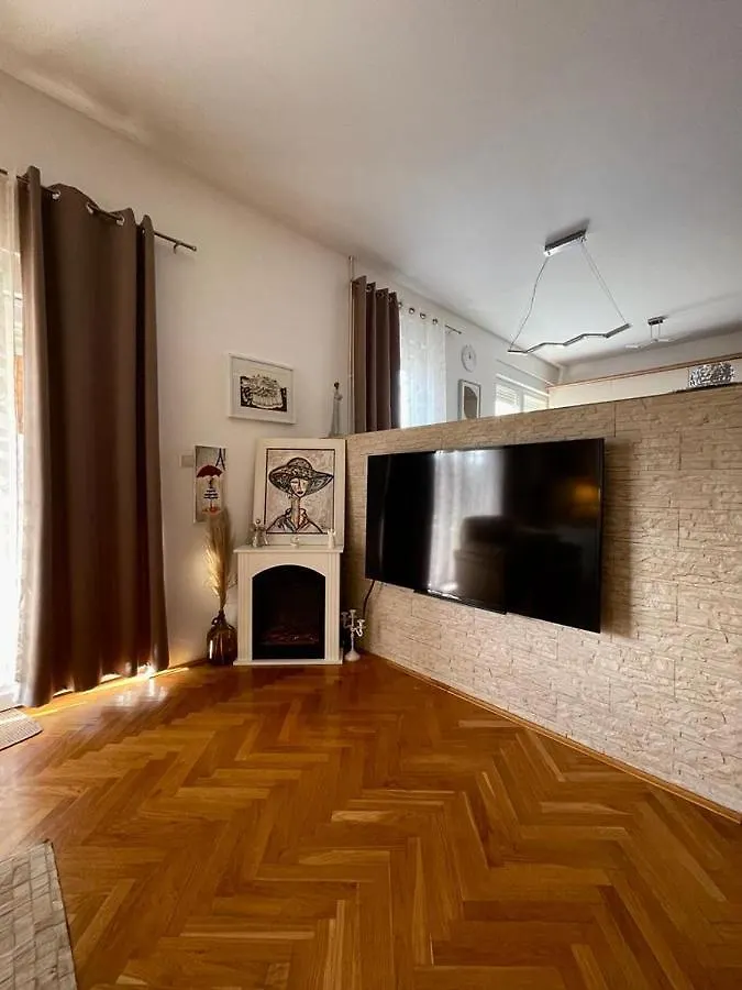 Papa'S Place Cernik  Apartment